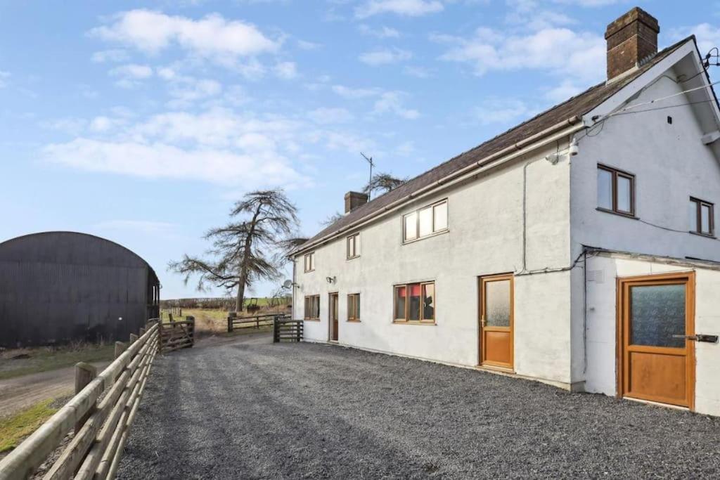 Upper Caerfaelog Farmhouse Llanbister Extérieur photo