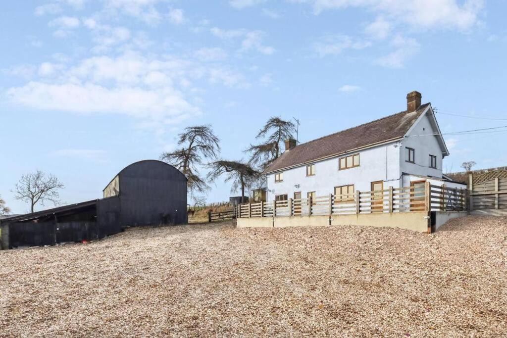 Upper Caerfaelog Farmhouse Llanbister Extérieur photo