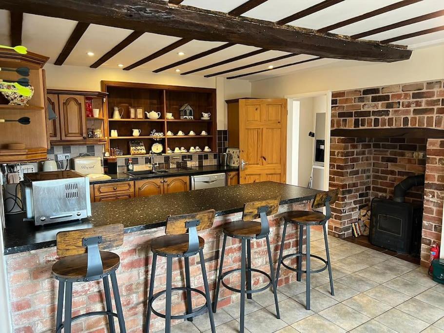 Upper Caerfaelog Farmhouse Llanbister Extérieur photo